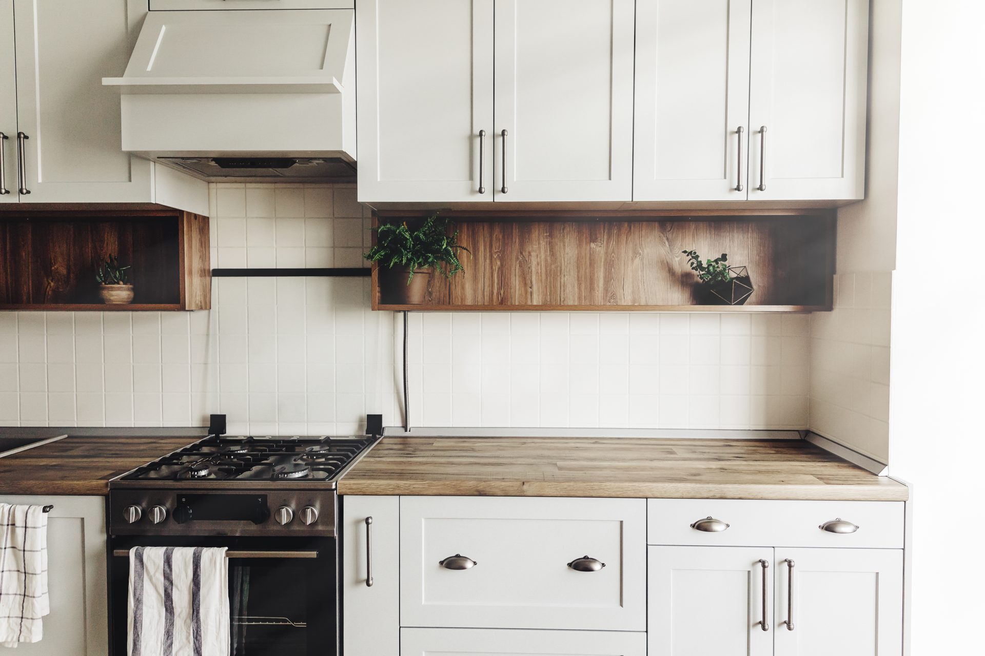 The Advantages of Choosing Custom Cabinetry for Your Kitchen Remodel